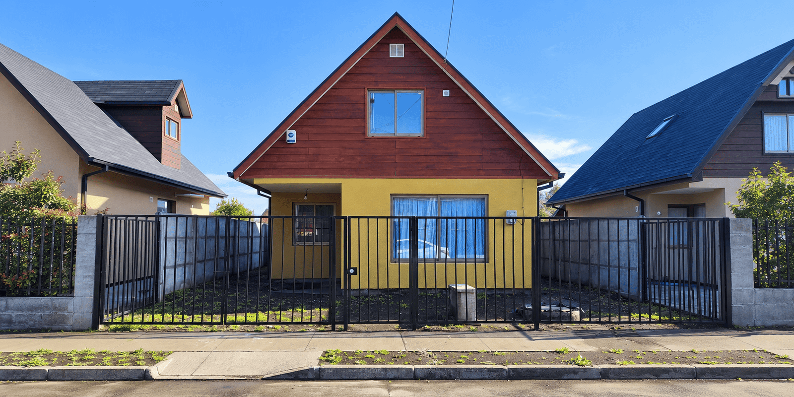Casa de un piso con fachada amarilla y techo de madera