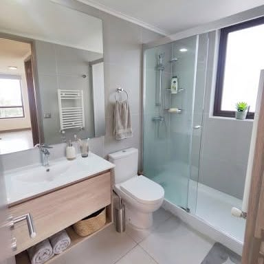 Baño del departamento en Condominio Terralta