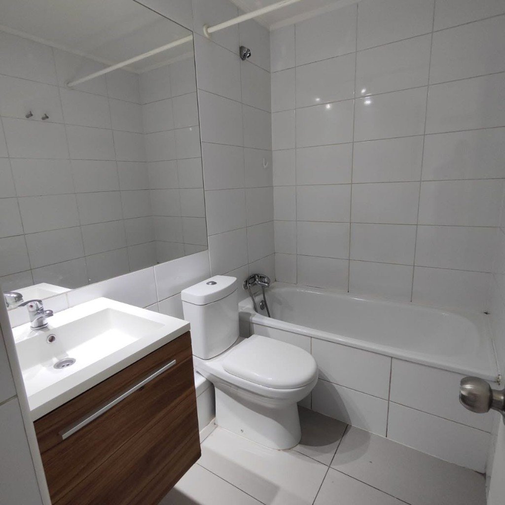 Baño del departamento en Los Carreras 28