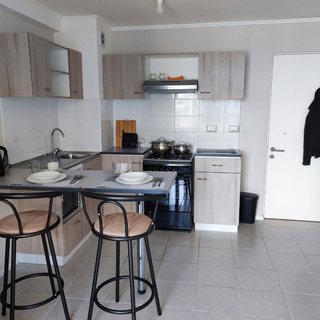 Cocina comedor amoblada del departamento en arriendo