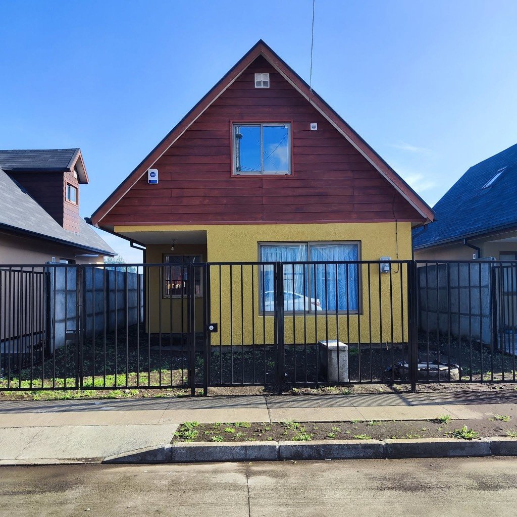 Fachada de la casa de dos pisos en Praderas de Junquillar