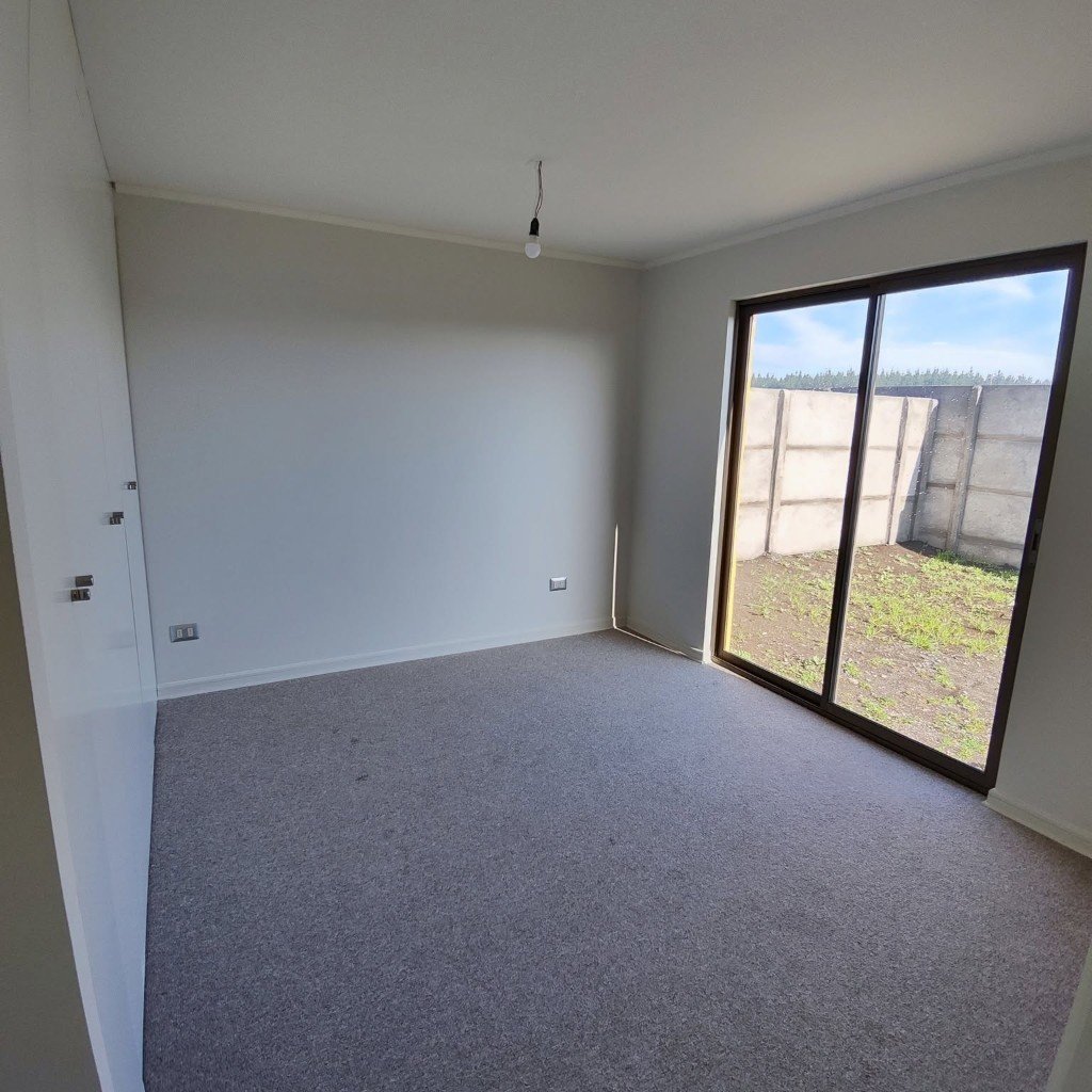 Dormitorio con closet y salida a patio